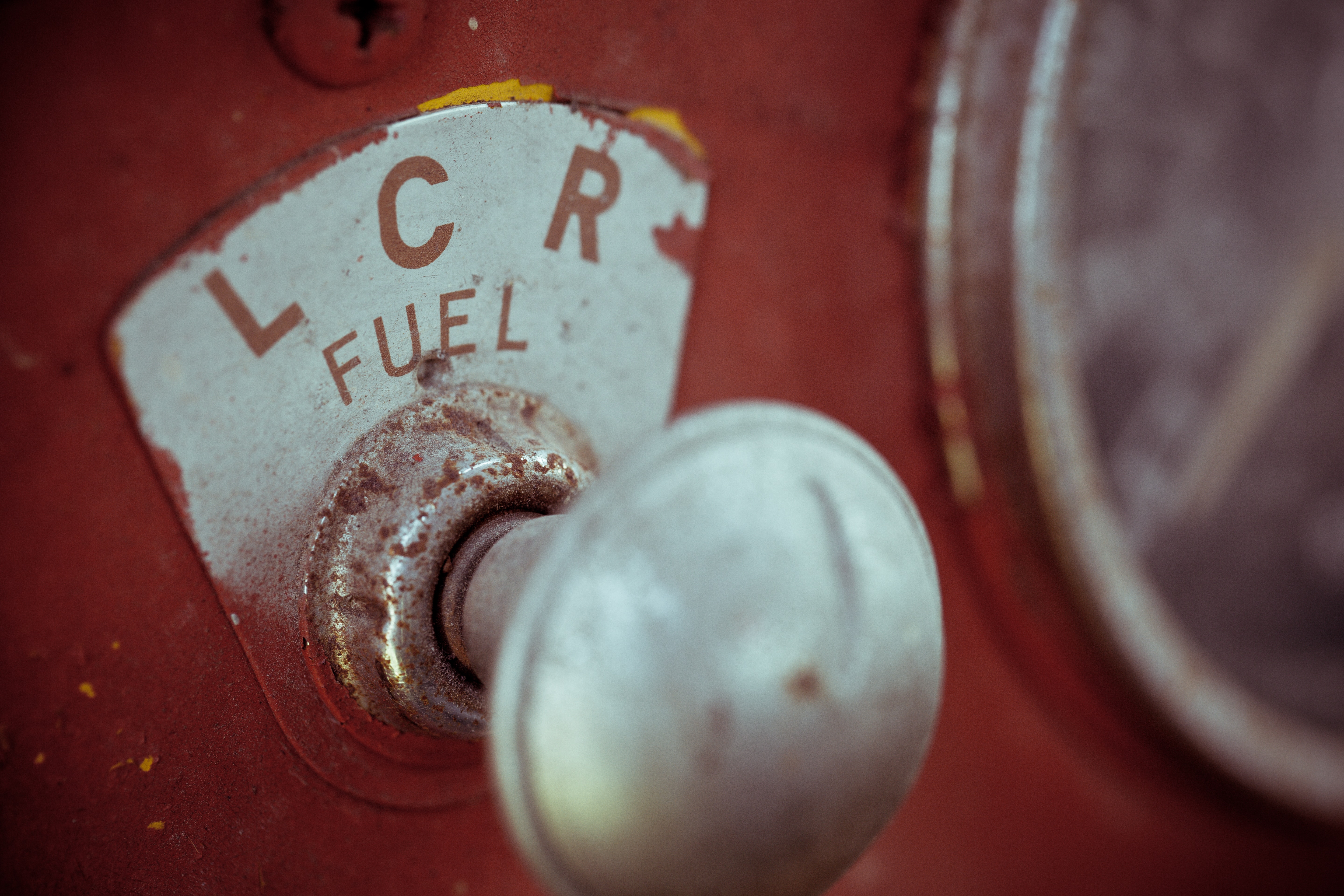 Kraftstoff sparen, Tuning, Tankstelle, Fuel, Benzin, Diesel, alte Tankstelle, Motortuning, effizient, rot, LCR Fuel